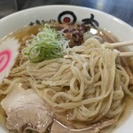 大泉ラーメン 日太 - 麺は「多加水ストレート手打ち中細麺」ですね。わたしはこんくらいの麺は佐野ラーメンって呼んでます。ぐんまの東毛の方はそんな風に呼ばないのかも知れませんが…兎に角わたしは好きです佐野ラーメン！