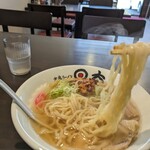 大泉ラーメン 日太 - 麺肌が滑らかで気持ち良く、喉越しも良い。噛み応えも好きな麺です。つーか100点満点に思えちゃう。こんな気持ちになることあんましないよ。
