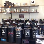 珈琲鳴館 府中店 - 店内はひたすら豆。