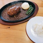 ステーキハウス らいおんの子 - 【らいおんハンバーグ ￥1.210 】仙台牛を使用した贅沢ハンバーグ✨️ジャンボではなく200gです。【ライス(ミニ)￥110】ライスは別料金なので注文する時お気をつけください♪