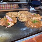 Okonomiyaki Teppanyaki Hinaya - カウンターは目の前の鉄板で焼かれます