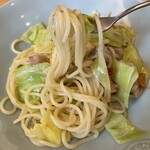 ぐすたーれ - 鶏とキャベツのレモンペペロンチーノ　麺アップ