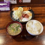 ごはん屋 エール - ハムエッグ＆焼き鮭定食（税込み９００円）