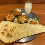 Mini Nepal Restaurant & Bar ALISHA - Ｂランチ 
                      (日替りカレー(バターチキン)･ シーフードカレー(激辛)･ 
                       ナン･ライス･漬物･パパド･チキンティッカミントソース･ 
                       ラッシー)