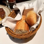 ウルフギャング・ステーキハウス - ステーキに付け合わせのパン