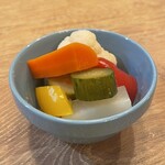 彩色蔬菜的西式咸菜