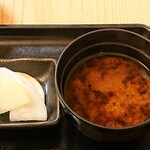 Tonkatsu Maruya - とんかつ まるや 竹橋店 海老フライ定食に付く大根の漬物と赤出汁