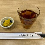 とんかつ檍 - 沢庵、麦茶