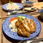 アジア食堂 新嘉坡鶏飯 - 料理写真:フライド・シンガポールチキンライスとシンガポールチキンライス
