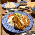アジア食堂 新嘉坡鶏飯 - フライド・シンガポールチキンライスとシンガポールチキンライス
