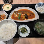 Tanakadashiki Kaisenshokudou Uochuu - 善の巻　小鉢とろろ　メイン本日の煮魚　鯖の味噌煮込み