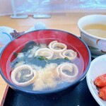 魚ばぁさんの食堂 おくどさん - お味噌汁 90円
日替わり具材、本日は巻き麸とわかめ