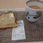 Kafe Resuto Momo - ◎カフェオレ300円◎ バナナシフォンケーキ220円