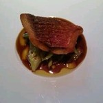 ヒメジのポワレ・サフラン風味のドライトマトエッセンス