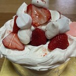 パティスリー リョーコ - 生クリームにべた惚れ。イチゴも甘さが強くてめちゃくちゃにうんまい