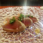 Kyougoku Zushi - ・鹿児島カツオの叩き桜チップ20秒燻製