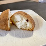 菓子処　わらべ - チーズ饅頭断面ね