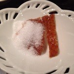 全聚徳 - 皮はグラニュー糖をかけていただきます。