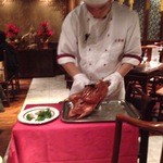 全聚徳 - 目の前で捌いてくれます。