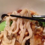全聚徳 - 麺は太縮れ。
