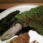 神保町 傳 - ★この日のイチバン★鰆の燻し。
      
      以前に桜鱒の燻しを頂きましたが、今回は鰆。
      相変わらず燻し加減が完璧です。
      添えられた乾燥野菜もお味が凝縮されていて、そのまま食べてもとても美味しい。
      