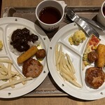 GRAND BUFFET - 3歳迄はサービスにて、お料理盛り放題。カレーライス、唐揚げ、ポテト、ハンバーグ、肉団子、ポテトコロッケ、卵サラダ、と。まさに好きなもの尽くしで子ども達は歓喜！