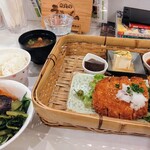 奈良のうまいものプラザ 古都華 - ご飯とお味噌汁 デザートのほうじ茶ゼリーとお惣菜ビュッフェがついて メインのとんかつとお豆腐がついて990円です　