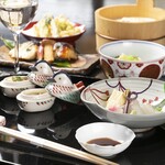 使用講究自制的京都傳統食材，和京都蔬菜等當地產食材，為您獻上深邃的懷石料理。