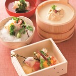 使用講究自制的京都傳統食材，和京都蔬菜等當地產食材，為您獻上深邃的懷石料理。