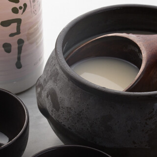 We have a lineup of alcoholic beverages that go well with meat. Makgeolli served in a pot is recommended.