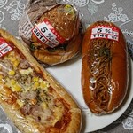 239755325 - 全粒粉ピザ（ミックス）、焼きそばパン、博多明太子＆カニクリームコロッケバーガー