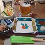 四季彩 - 料理写真:生ビール・野菜スティック・山菜おひたし