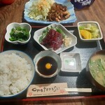 ナカガワ☆スエ食堂 - ニタリ鯨の刺身といか下足生姜焼定食