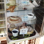 ボン - ショーケースにも手打ちそばが飾られてます