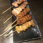 大衆酒場さぶろう - 豚串×2、つくね×2、皮串×1