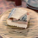 Sushi Doujou - 特に、脂の乗ったさばの押し寿司は、その厚みとシャリのバランスが絶妙で、食べる者を虜にする。