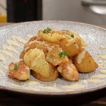 トリワイン ＰＩＫＯＳＨＨＨＵ - 新じゃがの赤ワイン肉みそチーズ スキレット焼き