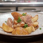 トリワイン ＰＩＫＯＳＨＨＨＵ - 新じゃがのポテトフライと鶏のチーズペッパー