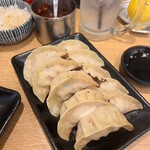 肉汁餃子と190円レモンサワー 難波のしんちゃん - 