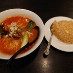 吉田飯店 - 担々麺、半チャーハン