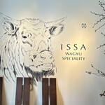 Yakiniku Issa - 入口の牛の壁画　目立ちます
