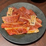 Kuroge Wagyuu Ittougai Yakiniku To Takitate Donabe Gohan Ichi Bakouji - カルビ　990円　　ロース　1.090円