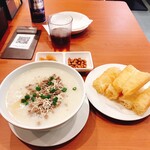 Honkon Yamucha Tenshin Chuubou - 牛挽肉と揚げビーフン混ぜのお粥+揚げパン（油条）