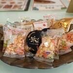 ありがた家 - お弁当が出来上がるまであられの試食ができます。