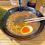 Akihabara Ra-Men Waizu - 醤油味スープだけに、ブラックペッパーは良く合います