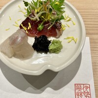 鮨やすぞう。 - 刺身（鰹のタタキ、真鯛）