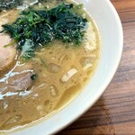 横浜豚骨醤油ラーメンYOLO - マイルドな口当たりで豚骨の香りがいいスープ。