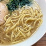 横浜豚骨醤油ラーメンYOLO - 酒井製麺の中太麺。