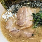 横浜豚骨醤油ラーメンYOLO - チャーシューはバラが2枚。