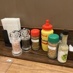 HERO'S ステーキハウス - 調味料も豊富